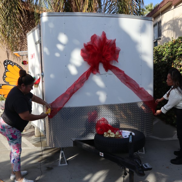 Chicas Girasol decorating